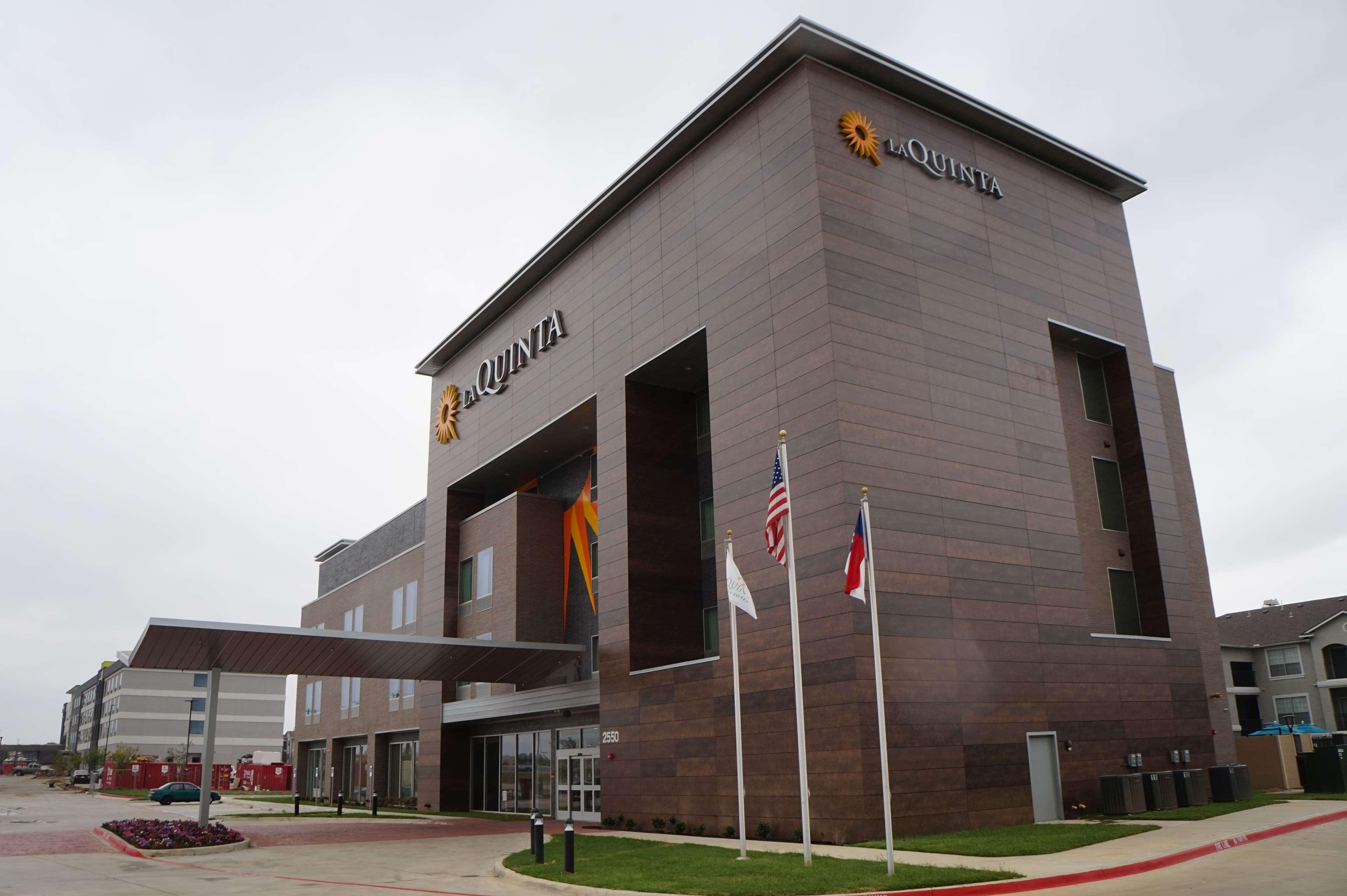 יולס La Quinta Inn & Suites Dfw West-Glade-Parks מראה חיצוני תמונה